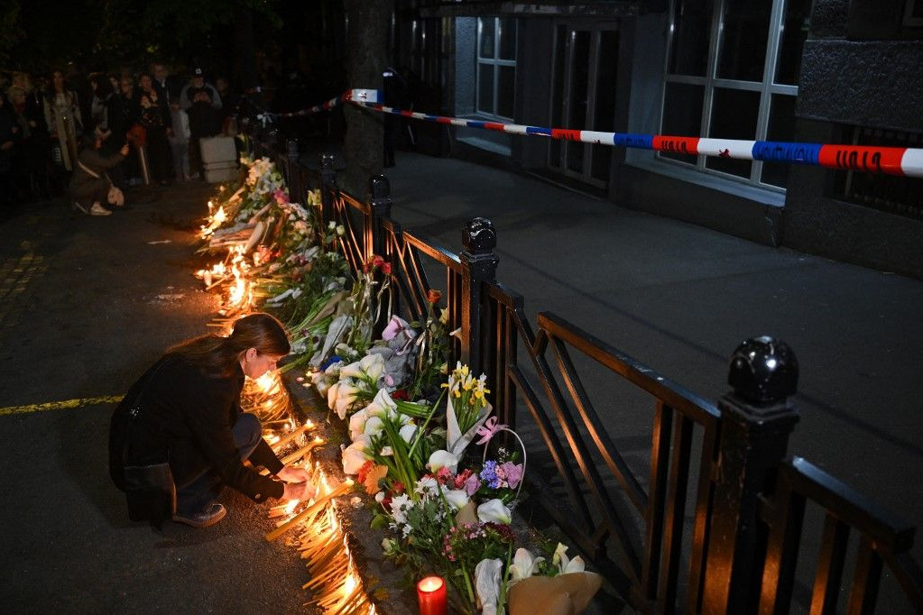 Fotó: AFP/ANDREJ ISAKOVIC Szerdán is sokan gyújtottak gyertyát, helyeztek el virágot, plussjátékot a belgrádi iskolánál, ahol nyolc diák és egy iskolaőr vesztette életét az iskolai lövöldözésben