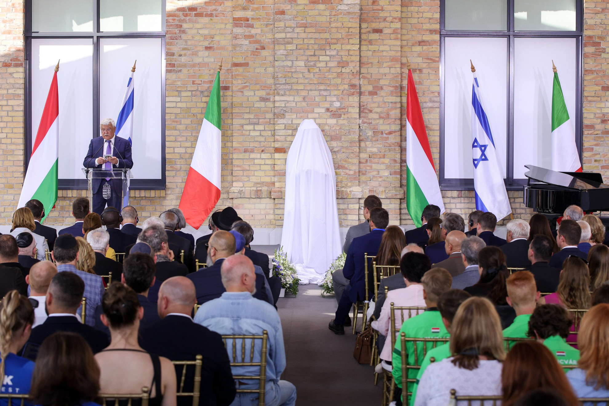 Fotó: MH/Török Péter Csányi Sándor, a Magyar Labdarugó-szövetség elnöke - Weisz Árpád szoboravatás