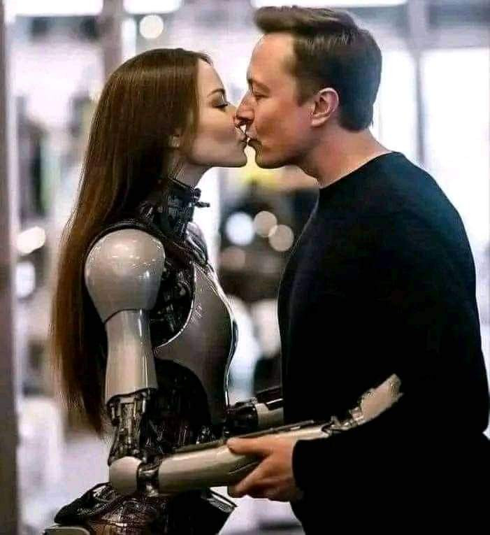 Elon Musk egyik robotjával.