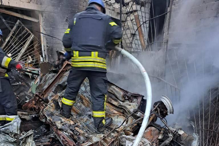 Tűzoltók dolgoznak a dnyipropetrovszki orosz támadás után