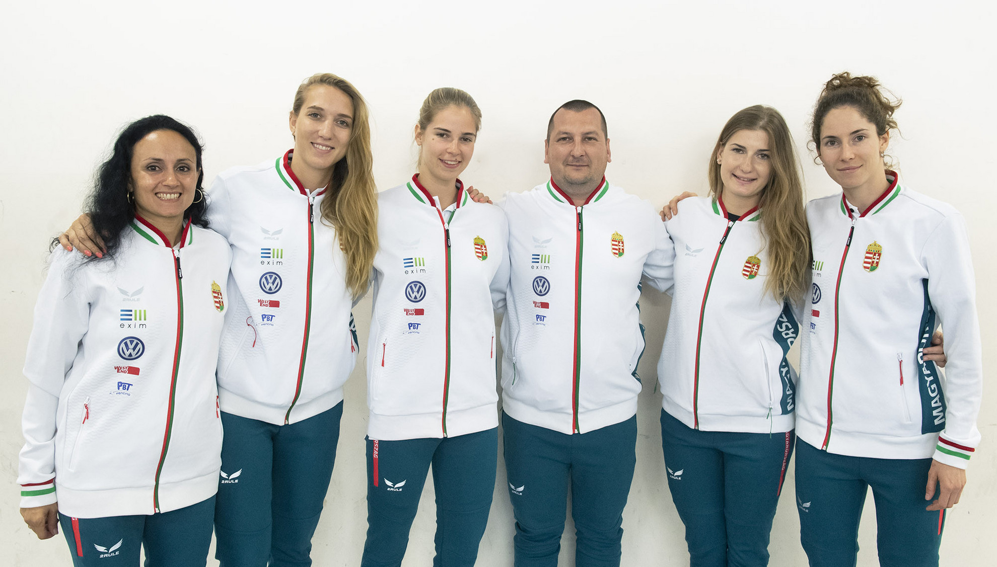 Fotó: hunfencing.hu Mohamed Aida, Lupkovics Dóra, Kondricz Kata, Feczer Viktor vezetőedző, Pásztor Flóra és Kreiss Fanni - mindannyian Plovdivba tartanak