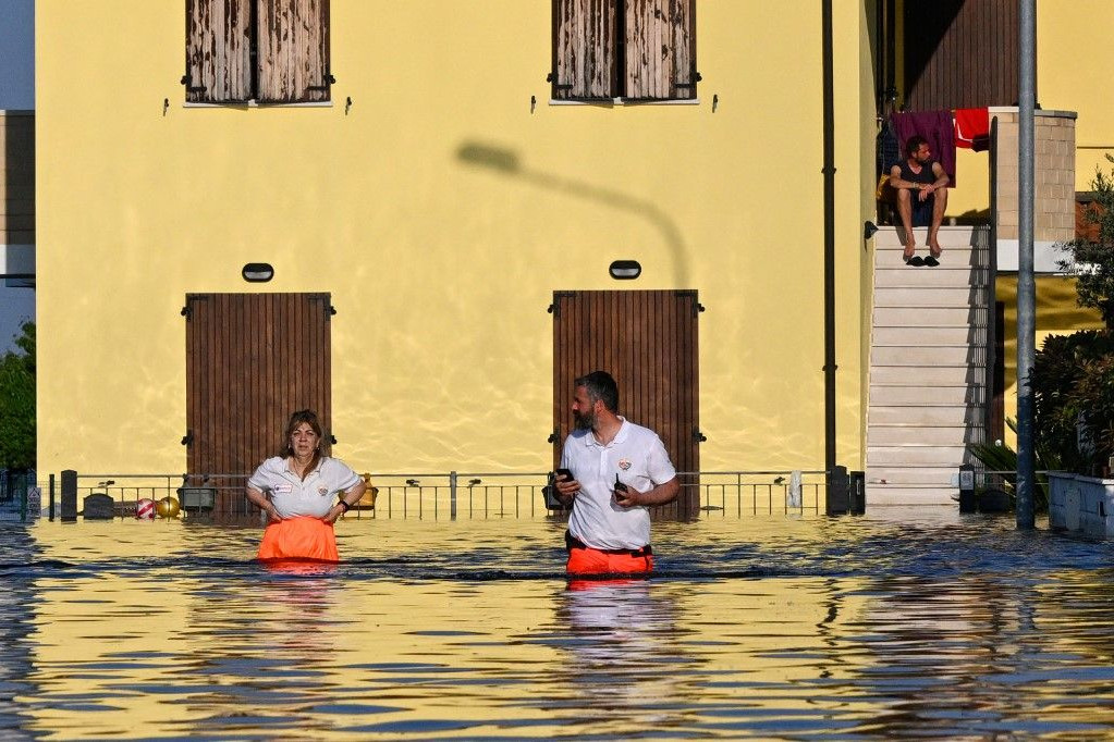 Fotó: AFP/Andreas SOLARO Mentők járőröznek egy elárasztott utcán 2023. május 21-én a Ravenna melletti Conselicében, miután az Emilia-Romagna régióban halálos árvíz pusztított