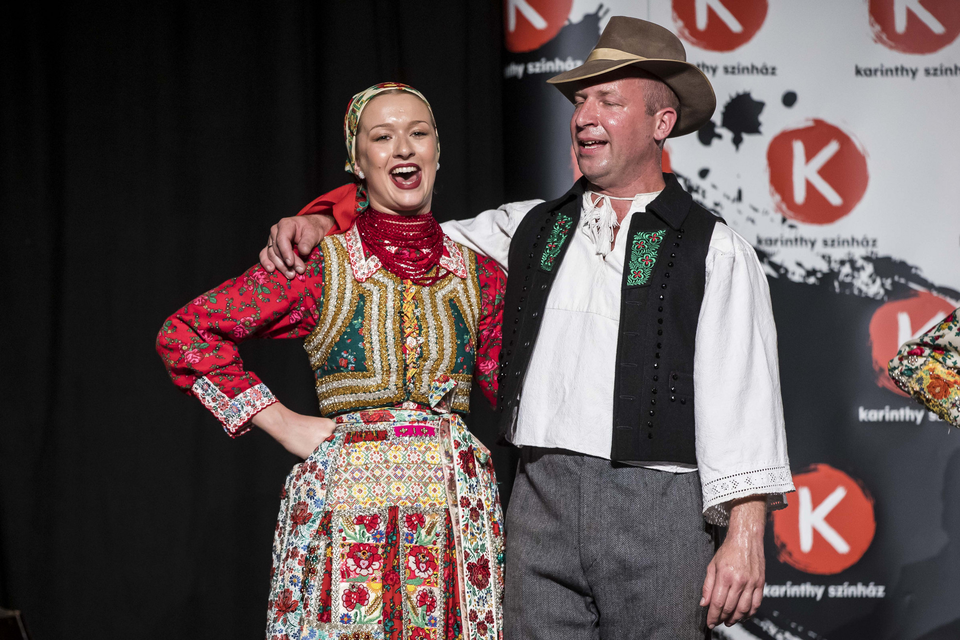 Berecz István és a  Magyar Nemzeti Táncegyüttes táncosai megalapozták a hangulatot a mesemondáshoz
