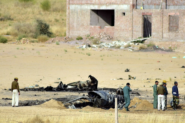 Fotó: STR/AFP Lakott területre zuhant az indiai légierő egyik harci repülőgépe, több halott van