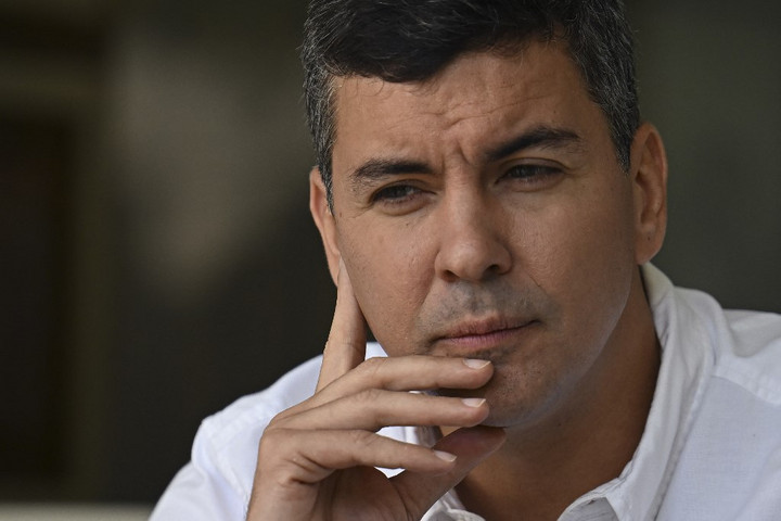 Paraguayban a jobboldali Santiago Pena lett az ország elnöke