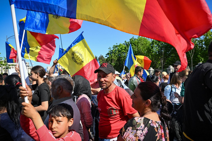 A román kormány intézkedései ellen tüntettek közszolgálati tisztviselők Bukarestben