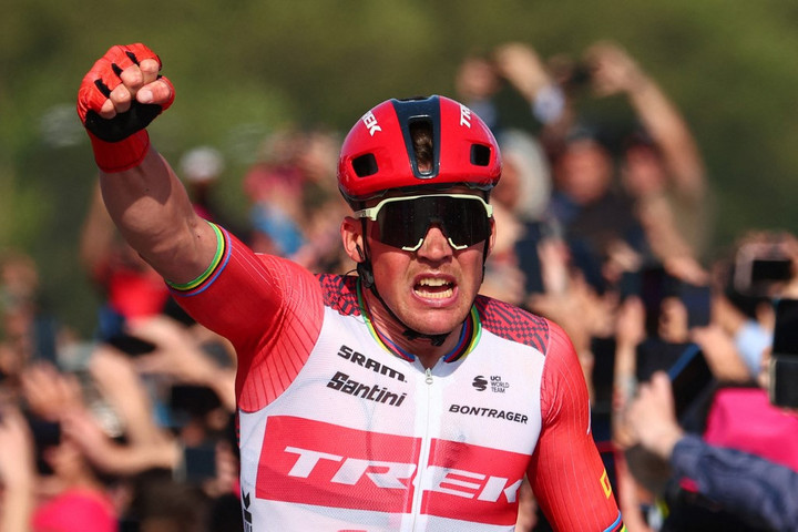 Giro d'Italia: Első szakaszsikerét aratva Pedersen győzött