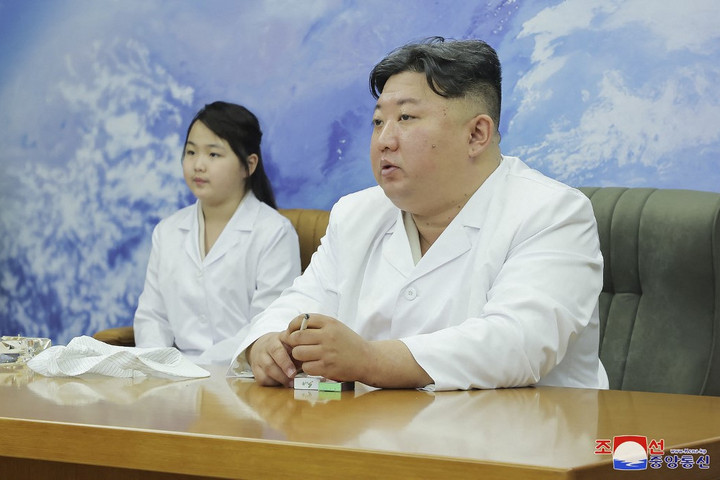 Fotó: AFP/STR / KCNA VIA KNS Kim Dzsongun megtekintette Észak-Korea új katonai kémműholdját