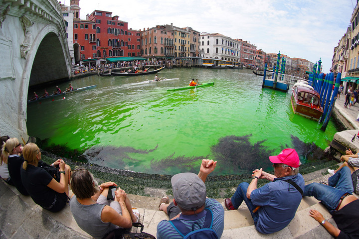 A velencei hatóságok rájöhettek, hogy miért fluoreszkált zöldes színben a Canal Grande vize a Rialto hídnál
