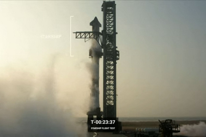 Fotó: NorthFoto A Starship egy lezuhanó darabja tönkrezúz egy autót - VIDEÓ