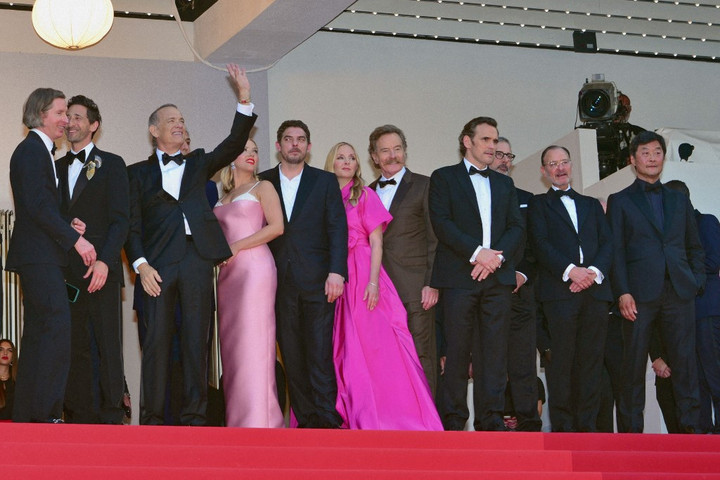 Fotó: Photo12 via AFP/Jacky Godard Busszal érkeztek a vörös szőnyeghez Wes Anderson filmjének hollywoodi sztárjai