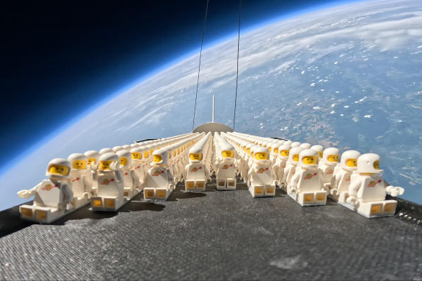 Fotó: YouTube Nézze meg, ezer Lego-űrhajós repül a sztratoszférába – VIDEÓ