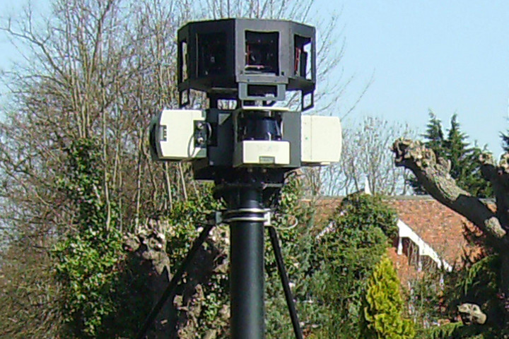 Fotó: NorthFoto Vonattal ütközött a Google Street View autója Romániában + VIDEÓ
