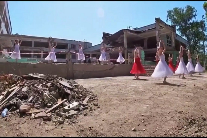 Szétlőtt iskolájuk előtt táncolnak a harkivi diáklányok – VIDEÓ