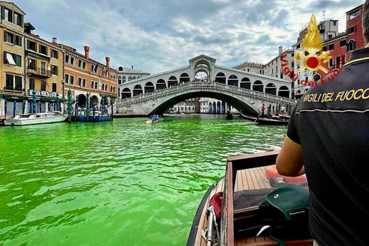 Zöldes színben fluoreszkált a velencei Canal Grande vize