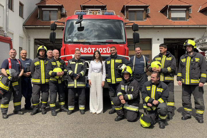 Fotó: Facebook/Szentkirályi Alexandra Szentkirályi Alexandra: Május 4-én tisztelgünk a tűzoltók előtt