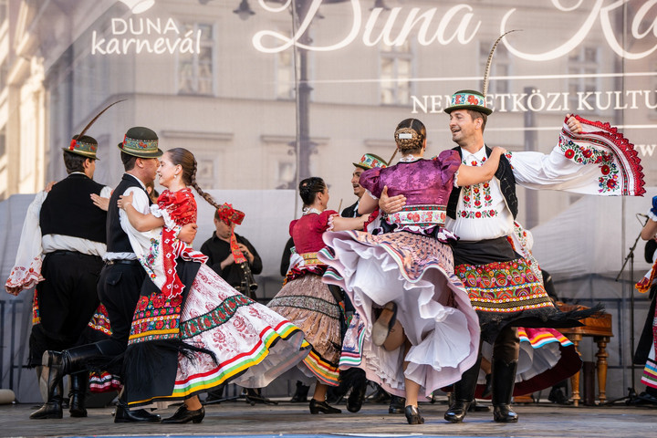 Néptáncegyüttesek találkoznak a 28. Duna Karneválon