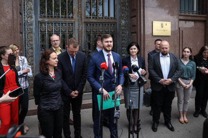 Fotó: Facebook / BAL-FakeNews Fidesz: A pedagógusbér-emelést akadályozó baloldal ma is csak balhézni ment, nem egyeztetni