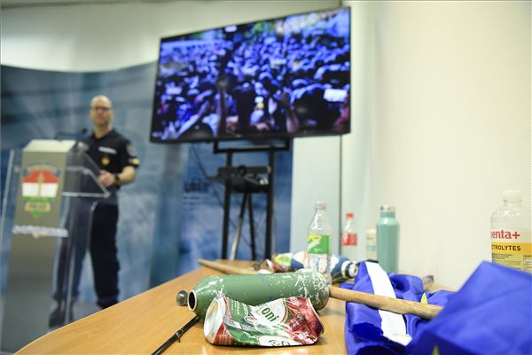 Fotó: MTI/Kovács Tamás BRFK: Erőszakkal próbálták áttörni a rendőrsorfalat Budapesten az agresszív tüntetők