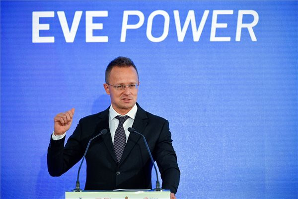 Szijjártó Péter: 400 milliárd forintból Debrecenben építi fel első európai üzemét a kínai Eve Power