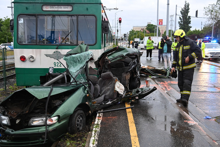HÉV-vel ütközött egy gépkocsi Budapesten, egy ember meghalt