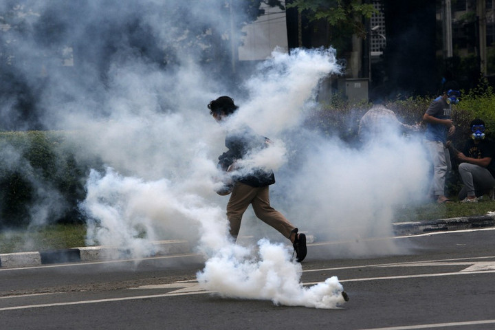 KNYF: továbbra is bűncselekmény rendőrök felé füstgránátot hajítani