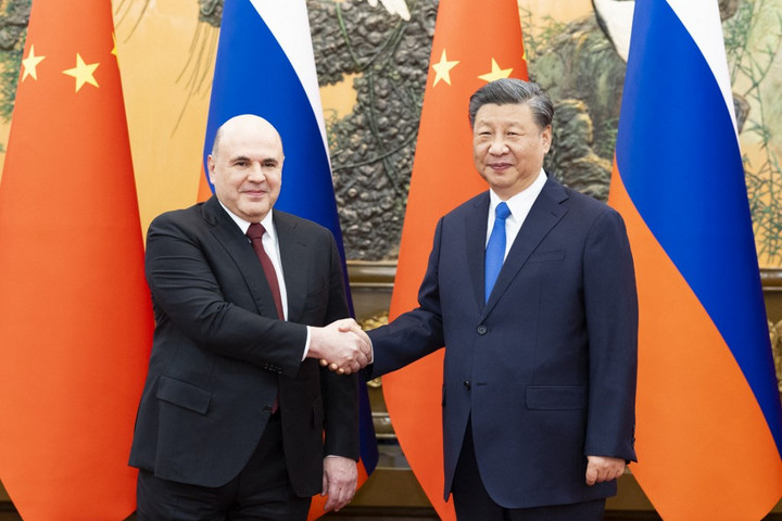 Fotó: HUANG JINGWEN / XINHUA / AFP Gazdasági megállapodások sorát írta alá Kínával pekingi látogatásán az orosz miniszterelnök