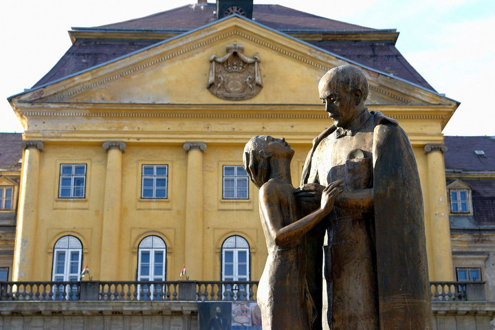Fotó: Wikipedia Tisztelgés a szegények boldog orvosa előtt