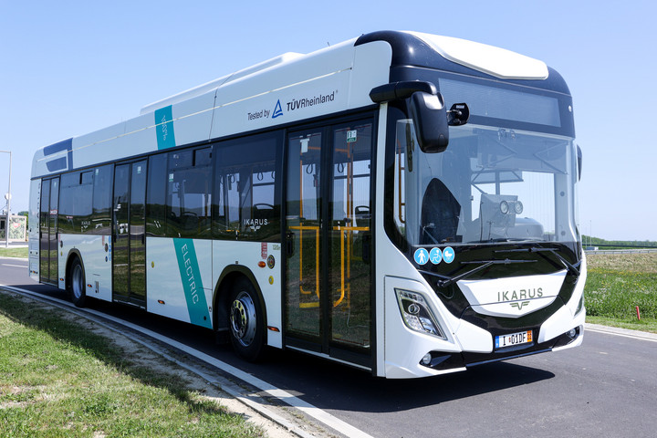 Meredek emelkedő vagy széles kanyar: az Ikarus 120e előtt nincs akadály