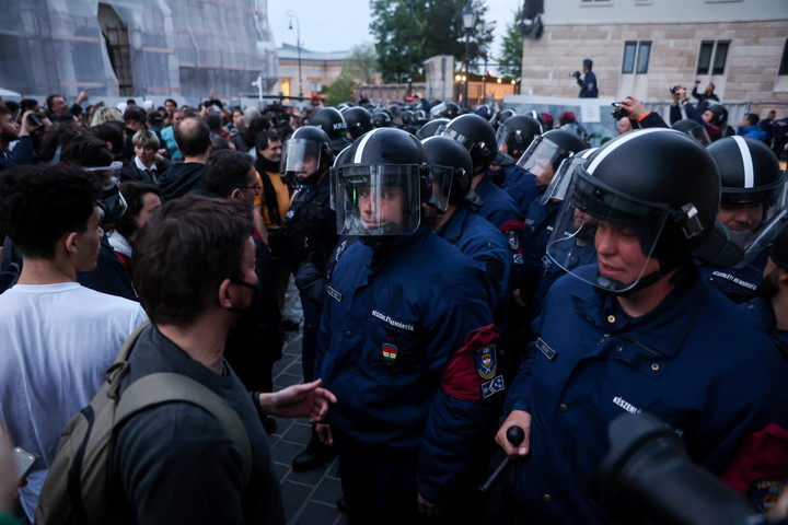 Jogszerűen használt kényszerítőeszközt a rendőrség a szerdai jogellenes gyűlésen