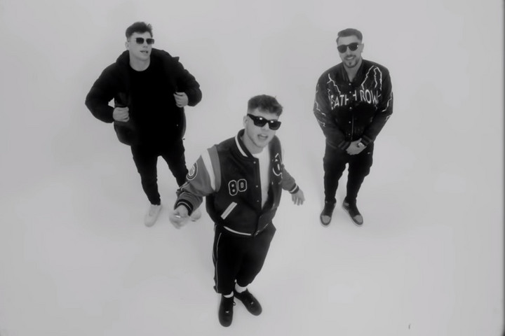 Bírságot kapott a Base FM a TOPSHIT című dal trágár szövege miatt