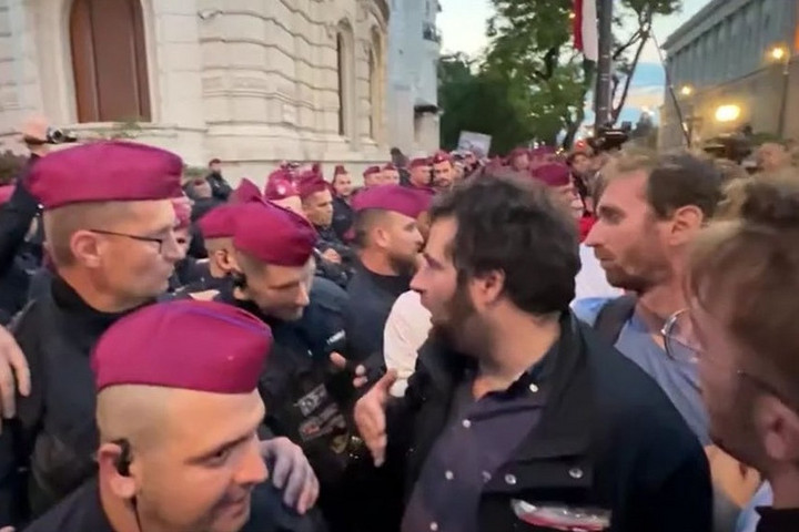 Egy videón az látszik, hogy a Momentum elnöke embereket tol a rendőrsorfalra