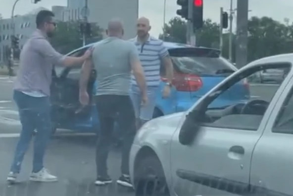 Fotó: INSTRAGRAM/MOJ BEOGRAD REZERVA / INSTAGRAM Két sofőr összeverekedett az úton, leállították a forgalmat