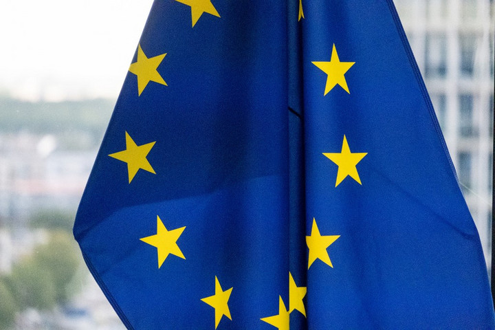 A francia nemzetgyűlés megszavazta az uniós zászló kötelező használatát a polgármesteri hivataloknál