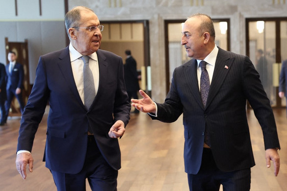 A török külügyminiszter bejelentette, hogy Moszkvába utazik és Lavrovval is tárgyal