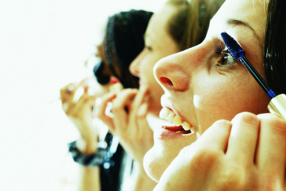 A sminkelés veszélyeire figyelmeztetnek