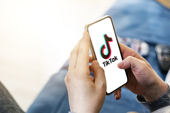 Óránként 34 ezer forintnyi pénzért keresnek profi TikTok-nézőket