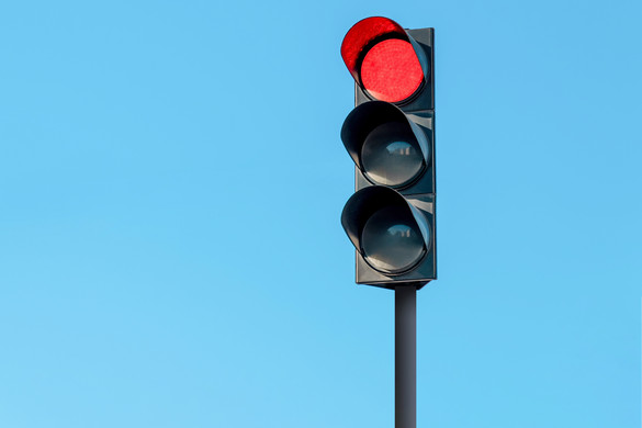 Így babrál ki a gyorshajtókkal az okos közlekedési lámpa