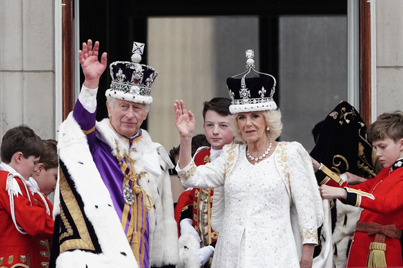 Először köszöntötte népét uralkodóként a Buckingham-palota teraszáról III. Károly