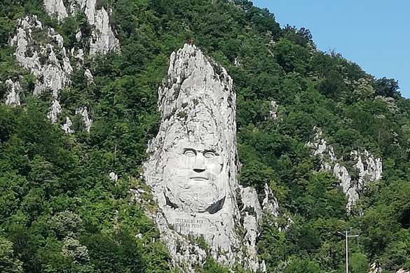 Hátborzongató emberi arc mered a Duna felett az emberekre
