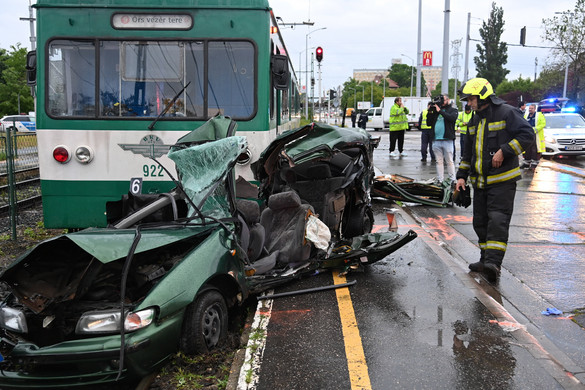 HÉV-vel ütközött egy gépkocsi Budapesten, egy ember meghalt