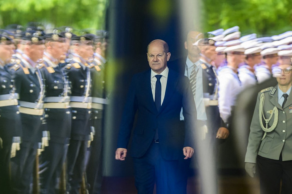 Beférkőzött egy idegen autós a német kancellár konvojába
