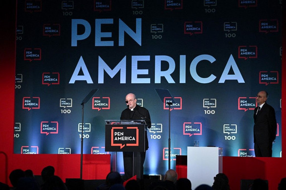 Először jelent meg nyilvánosan Salman Rushdie az ellene elkövetett támadás óta