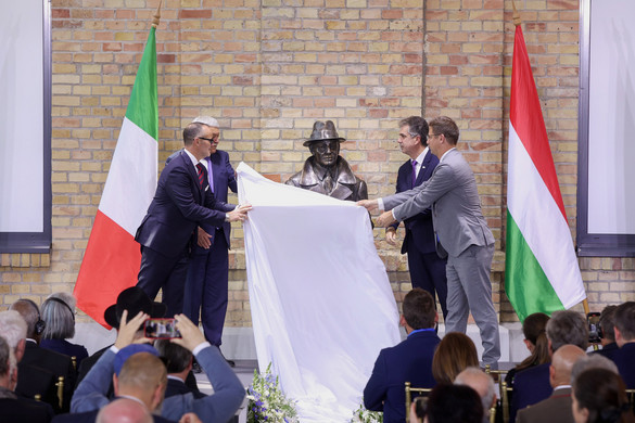 Felavatták Weisz Árpád szobrát Budapesten