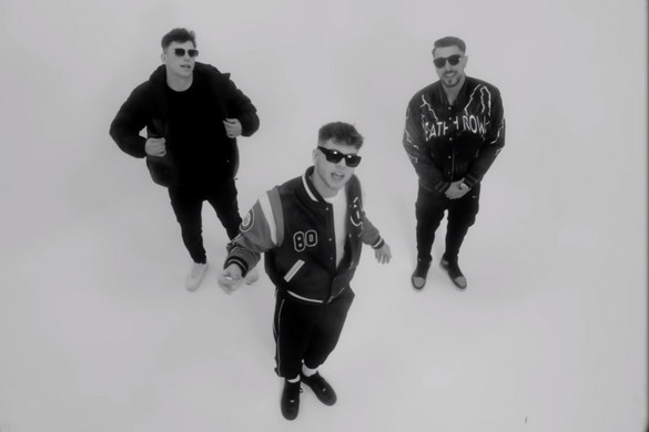 Bírságot kapott a Base FM a TOPSHIT című dal trágár szövege miatt