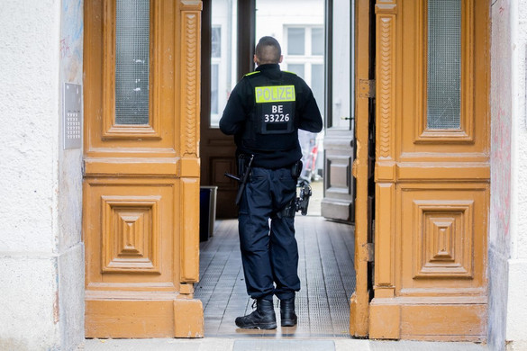 Megtapsolták a német rendőröket, miután elráncigálták a Brandenburgi kaput megrongáló klímaaktivistákat + VIDEÓ