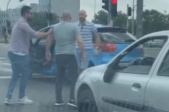 Két sofőr összeverekedett az úton, leállították a forgalmat