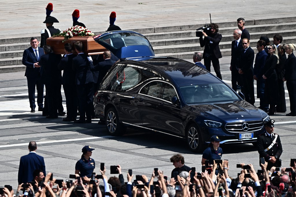Fotó: AFP / GABRIEL BOUYS Silvio Berlusconi koporsója megérkezik a milánói Piazza Duomora