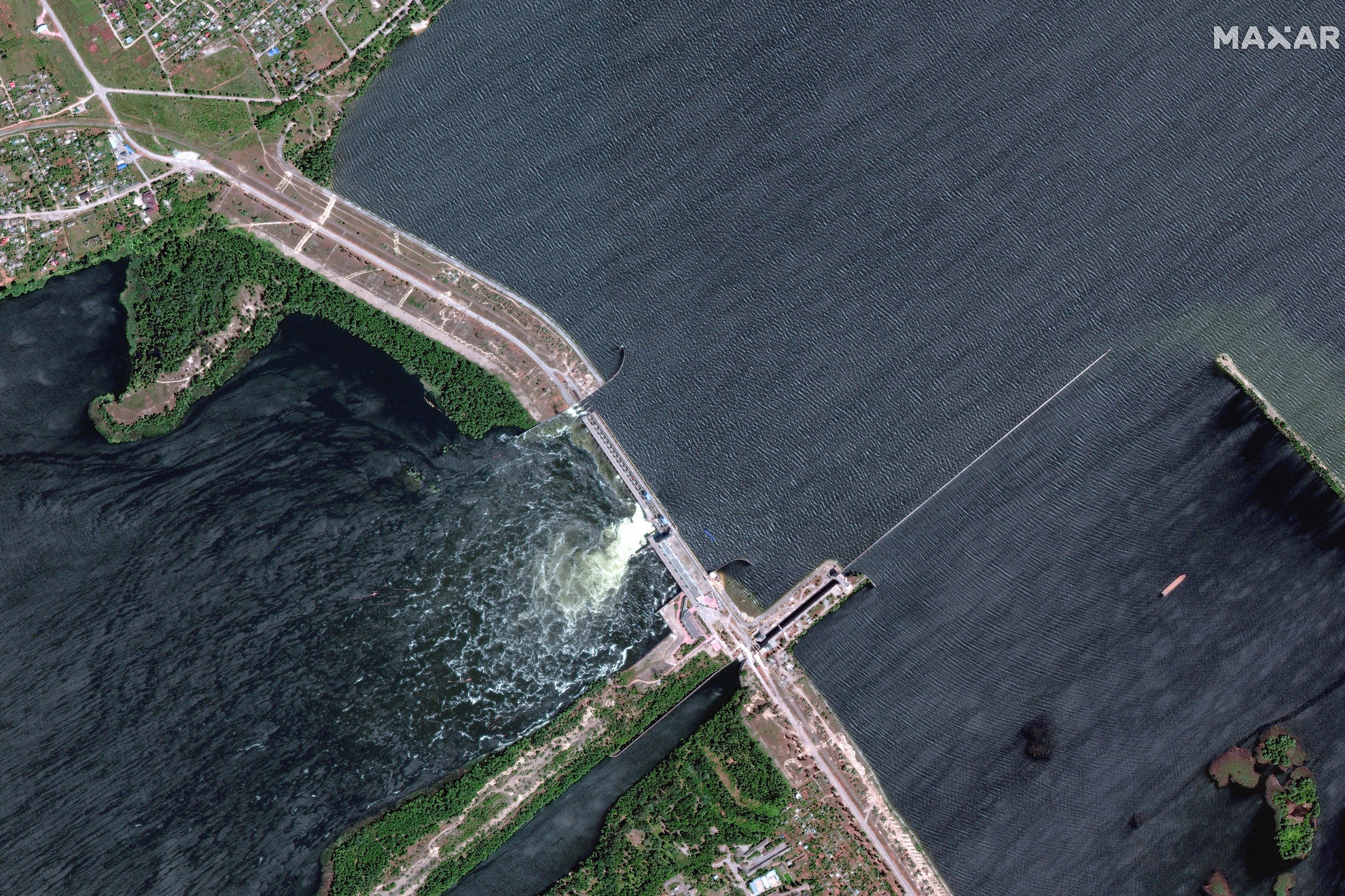 Fotó: AFP/Satellite image ©2023 Maxar Technologies A Maxar Technologies jóvoltából készült műholdas képen a dél-ukrajnai Nova Kahovka gát látható 2023. június 5-én