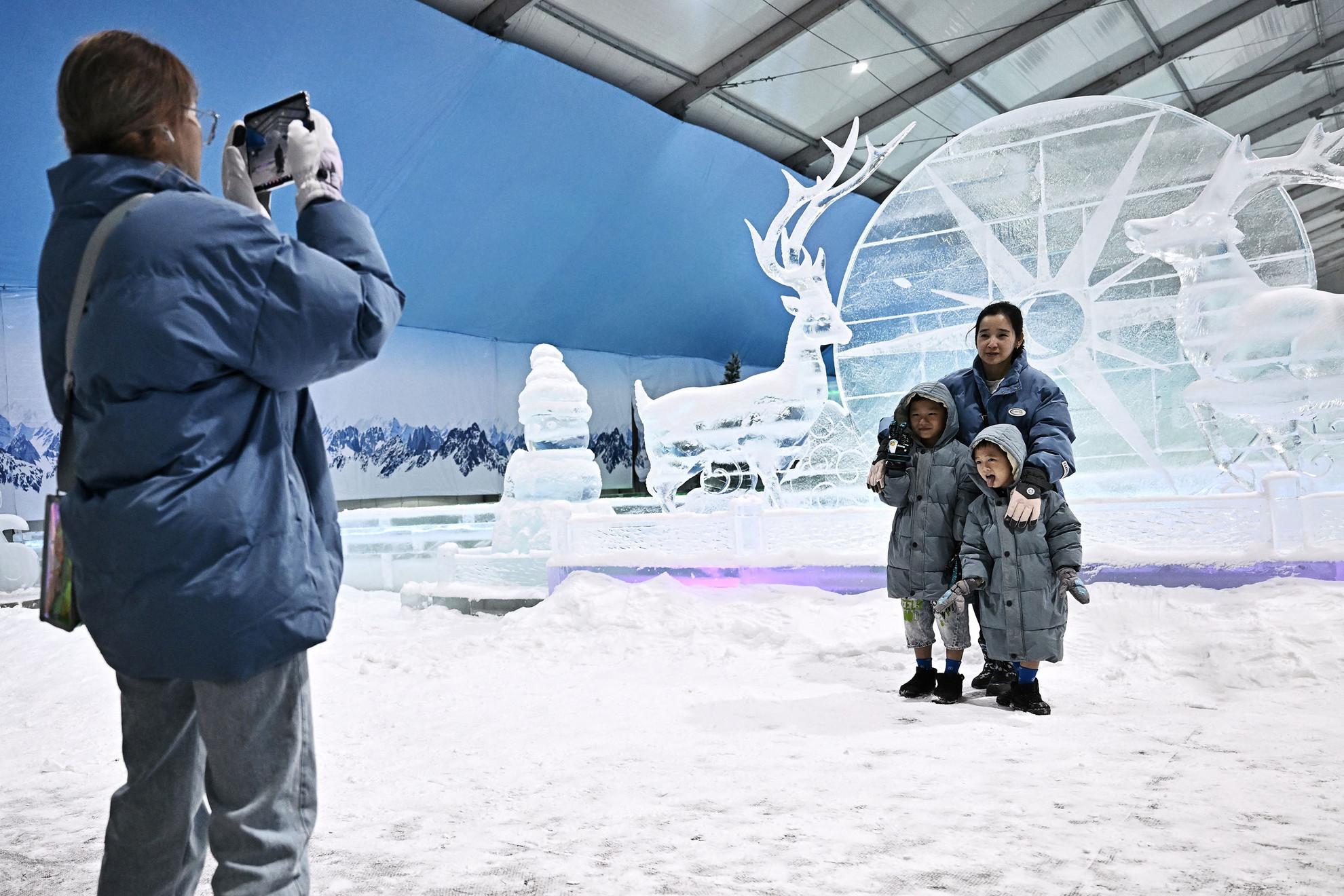 Fagypont alatti hőmérsékleten szórakozhatnak a látogatók a Fantasy On Ice fedett vándorrendezvényen Bangkokban, 2023. április 19-én, miközben az elmúlt évek legforróbb időjárása sújtja a térséget. A 3000 méter alapterületű és 11,5 méter magas óriás sátrat jég- és hózónákra osztották, ahol a téli szórakozás különféle területeit próbálhatják ki a hőség elől menekülők.